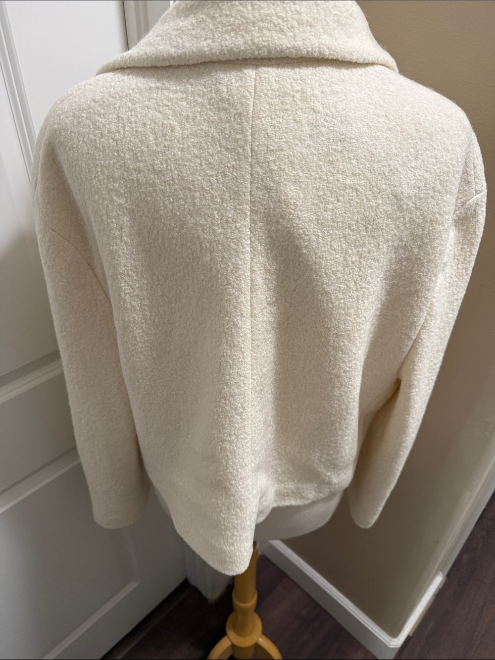 Zara Cream Bouclé Cropped Blazer with Gold Buttons - Picture 4 of 10